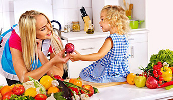 1234567mamma-bambina-cucina-cibo