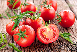 FreshQQQQQQQ-Tomatoes-Closed-up-on-wooden-background